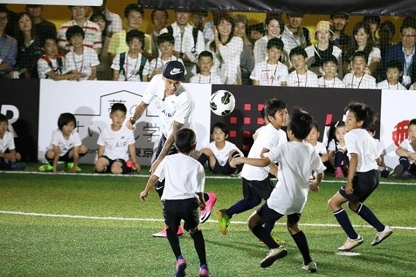 Neymar ilmestyi lapsille kevätleirillä